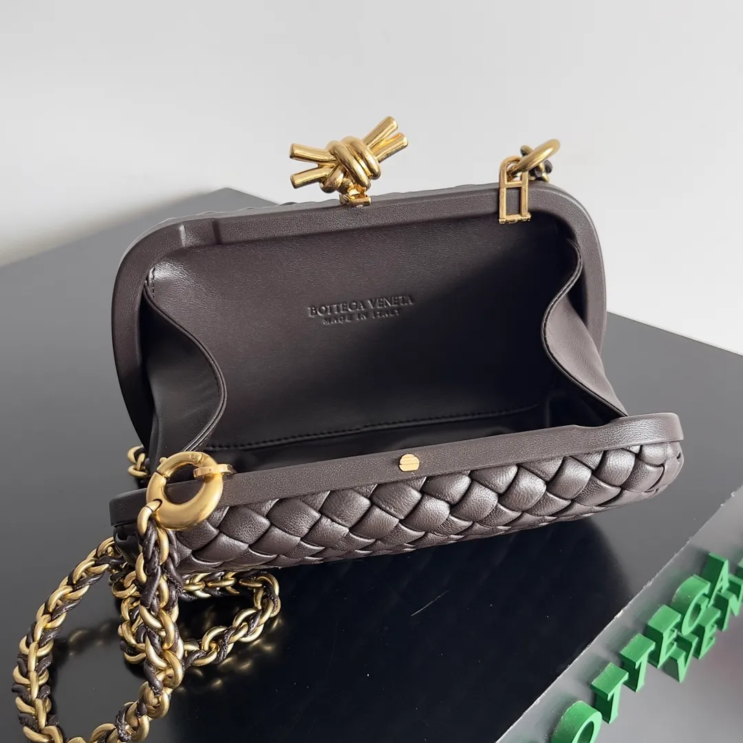 Batch 2260 BOTTEGA VENETA KNOT evening bag chain version for women is now on the market! Delicate and elegant, soft and powerful, this bag is definitely a representative of intellectual women. As an evergreen model of BV, the blessing of the chain is the icing on the cake. The classic weaving once again interprets the unique craftsmanship (the chain can be disassembled separately). Style number: 776662 Size: 19*11.5*5cm